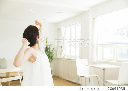 美麗的圖像年輕女子成長 美麗的圖像年輕女子成長 20061986