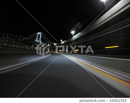 [In-vehicle material] Landscape entering the city center of Tokyo while watching the Rainbow Bridge 20062565