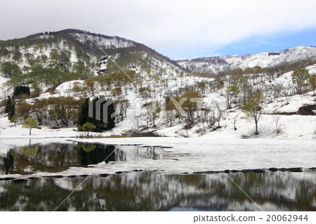 Nabekura Highlands in the early spring Mogi Pond 20062944