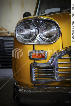 A yellow retro car headlight 20063031