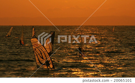 風帆衝浪在夕陽下 風帆衝浪在夕陽下 20065101