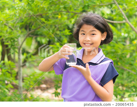 Child drinking pure water in nature 20065435