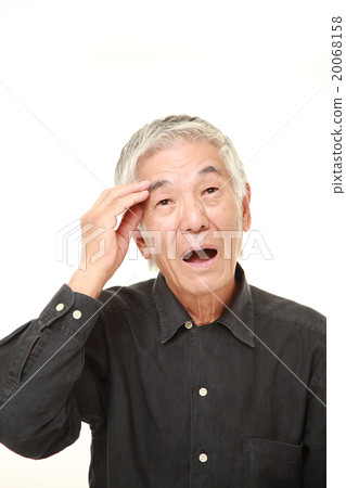 Elderly people who are forgetful 20068158