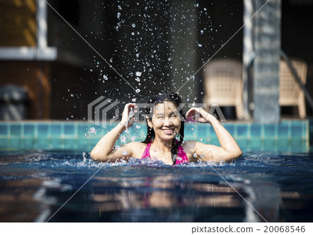 Girl in swimming pool 20068546
