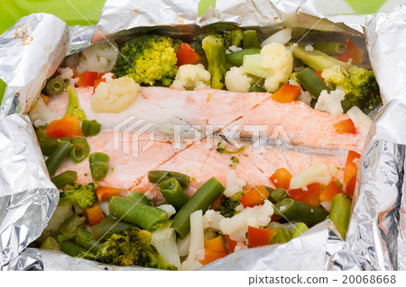 Baked Fillet of Fish in Foil with Vegetables Baked Fillet of Fish in Foil with Vegetables 20068668