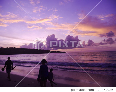 Sunset beach 20069986