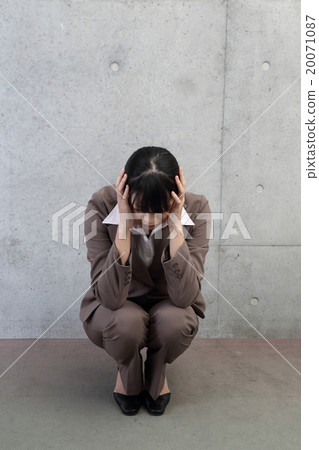 Business woman holding a head Business woman holding a head 20071087