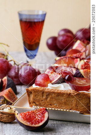 Tart with Grapes and Figs 20072083