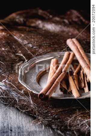 圖庫照片: cinnamon sticks on plate