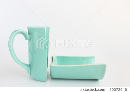 Cracked cup 20072646