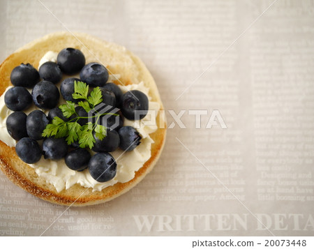 藍莓和奶油芝士鬆餅右空間（高角度） 20073448
