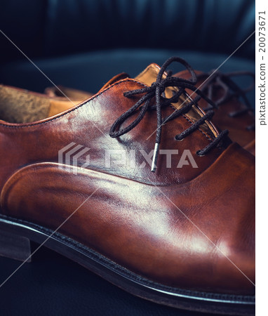 Brown leather men's shoes with wooden shoe 20073671