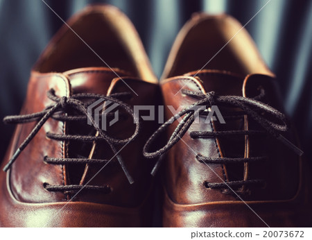 Close up of brown leather men's shoes 20073672