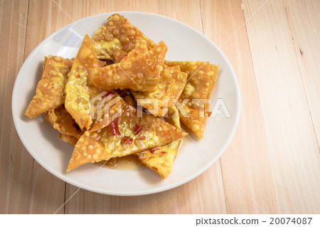 Delicious Fried dumpling crispy with spicy sauce 20074087