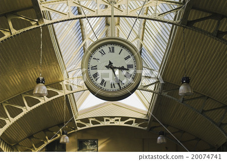 Hanging public clocks 20074741