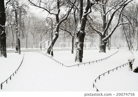 park at snowfall 20074756