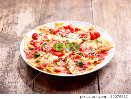 plate of ravioli with tomato sauce 20074882
