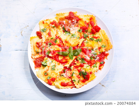 plate of ravioli with tomato sauce 20074884
