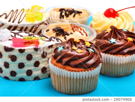 Delicious creamy chocolate muffin, tarts, cakes Delicious creamy chocolate muffin, tarts, cakes 20074908