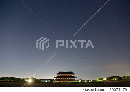 重建的Heijyo Kyo的巨大的桿和充滿星星的天空 20075479
