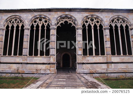 Gothic windows with traceries on Composanto, Pisa Gothic windows with traceries on Composanto, Pisa 20076525