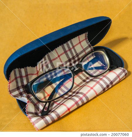 glasses with case and cleaning cloth 20077060