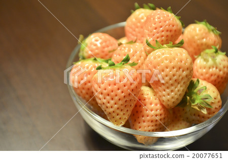 White strawberry 20077651