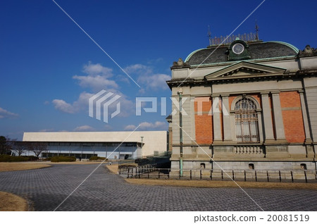 The Kyoto National Museum "Meiji Old City Hall (right)" and the new building "Heisei Knowledge Shinkan (left)" 20081519