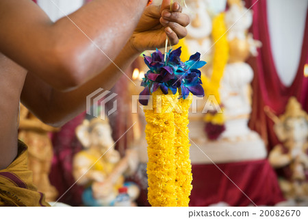Tying up flower garland 20082670
