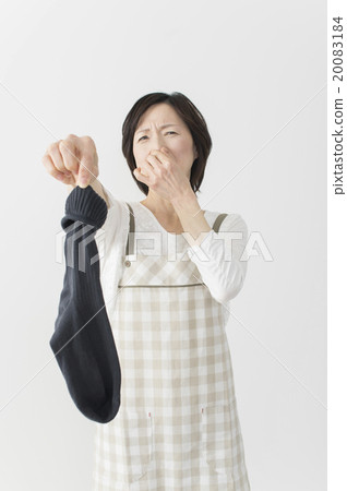 有臭臭的襪子的中間主婦 20083184
