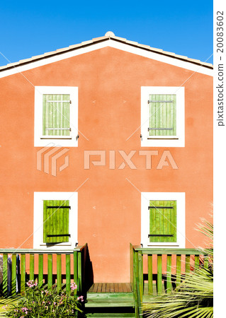 facade of house 20083602