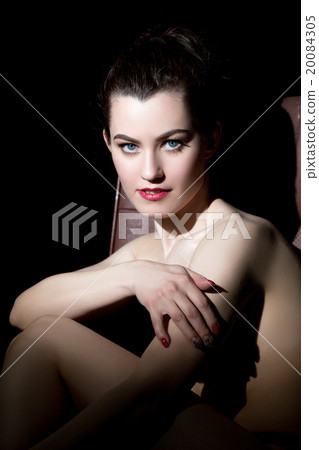 Nude model posing looking as femme fatale 20084305