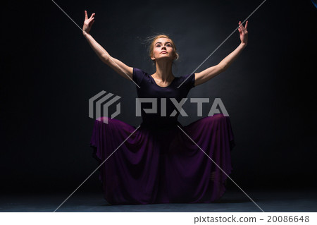Young beautiful modern style dancer posing on a 20086648