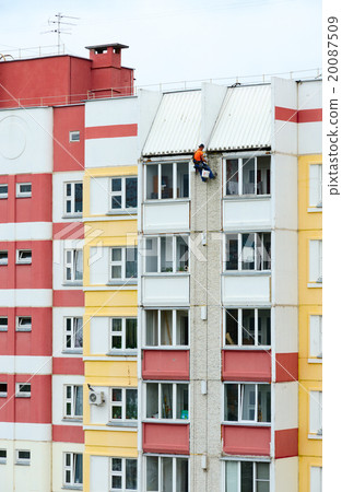 Industrial climber performs sealing of junctions Industrial climber performs sealing of junctions 20087509