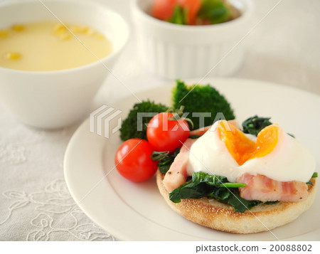 Spinach and hot spring egg's muffin lunch (horizontal position) 20088802