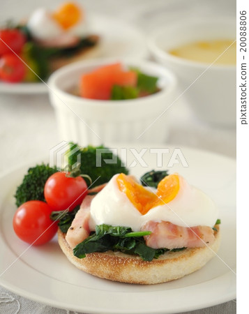 Spinach and hot spring egg's muffin pair lunch (vertical position) Spinach and hot spring egg's muffin pair lunch (vertical position) 20088806