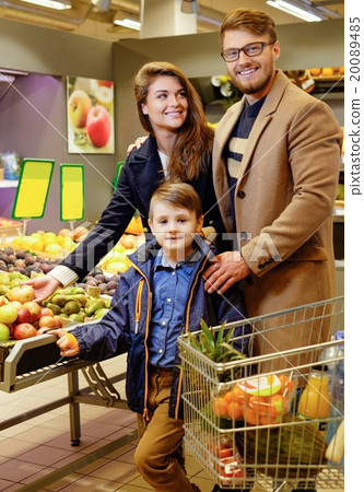 Young family in a grocery store 20089485