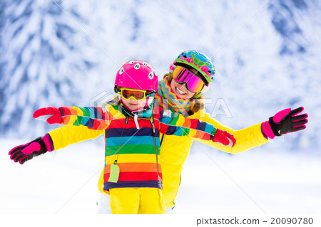 Mother and little girl learning to ski 20090780