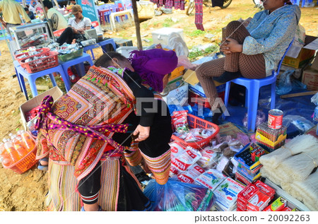 Vietnam Market for Bakha Market Flower Monong grandmother and baby 20092263