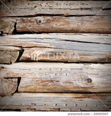 .Wall from weathered old logs with cracks. 20095007