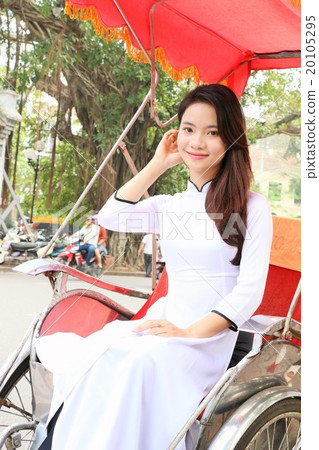 Ao gold women riding in Vietnam Cy 20105295