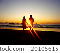 觀看日落的兩個人漂浮在海 20105615