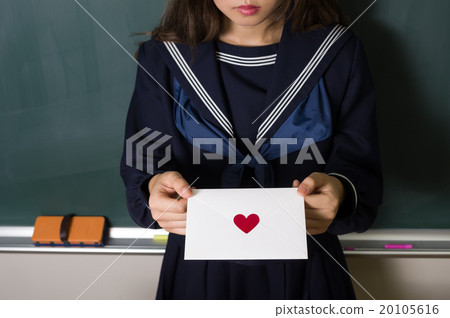給後面的一封信的女性高中學生與黑板圖像坦白情書愛圖像前面主要 給後面的一封信的女性高中學生與黑板圖像坦白情書愛圖像前面主要 20105616