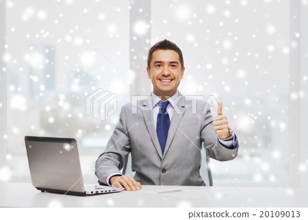 businessman working with laptop in office 20109013