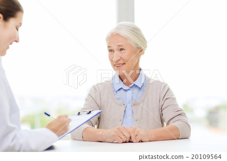 doctor with clipboard and senior woman at hospital 20109564