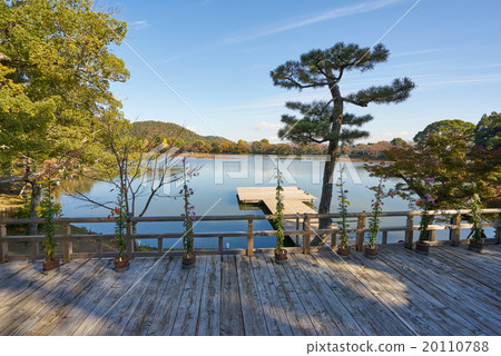 從Godaido月亮塔看到的Oosawa池塘，Okunodera，京都（超廣角射擊） 20110788