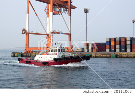 Tug boat going in front of the container front 20111062