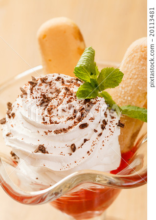 dessert with strawberry 20113481