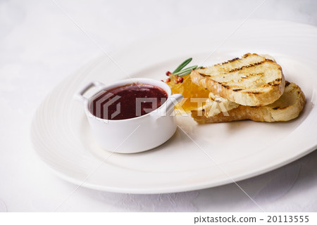 pate with toast 20113555