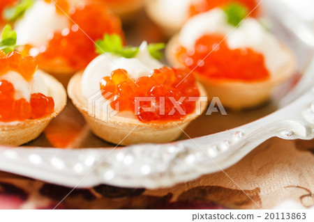 canape with caviar 20113863